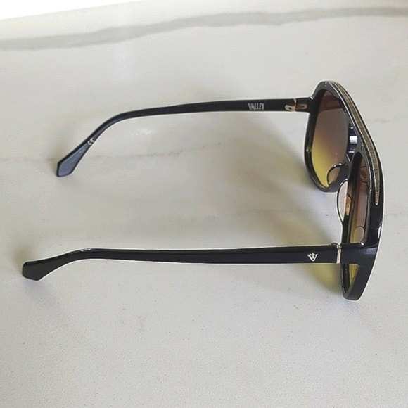 Valley Bang Oversized Sunglasses - Picture 4 of 9